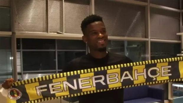 Nelson Semedo Fenerbahçe atkısıyla poz verirken