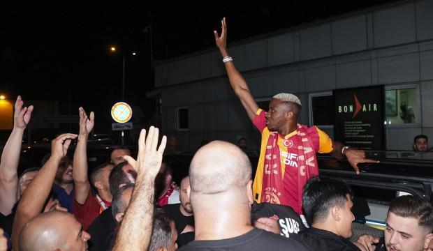Havalimanında Osimhen çılgınlığı! Binlerce kişi akın etti