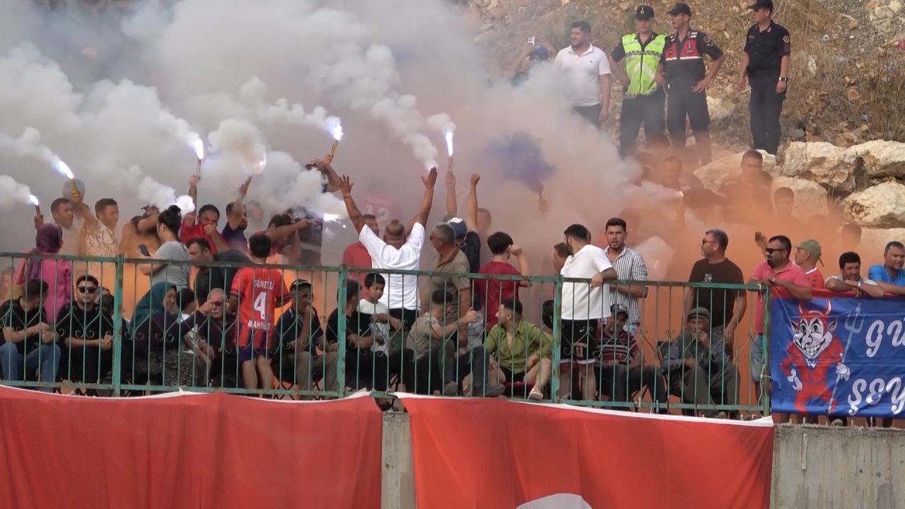 Tribünler doldu taştı. 