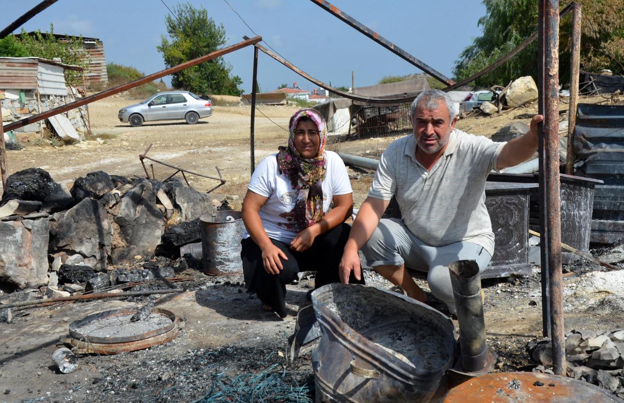 Nuriye (47) ve Yüksel Sarıdemir (52) çiftinin yanan evleri.