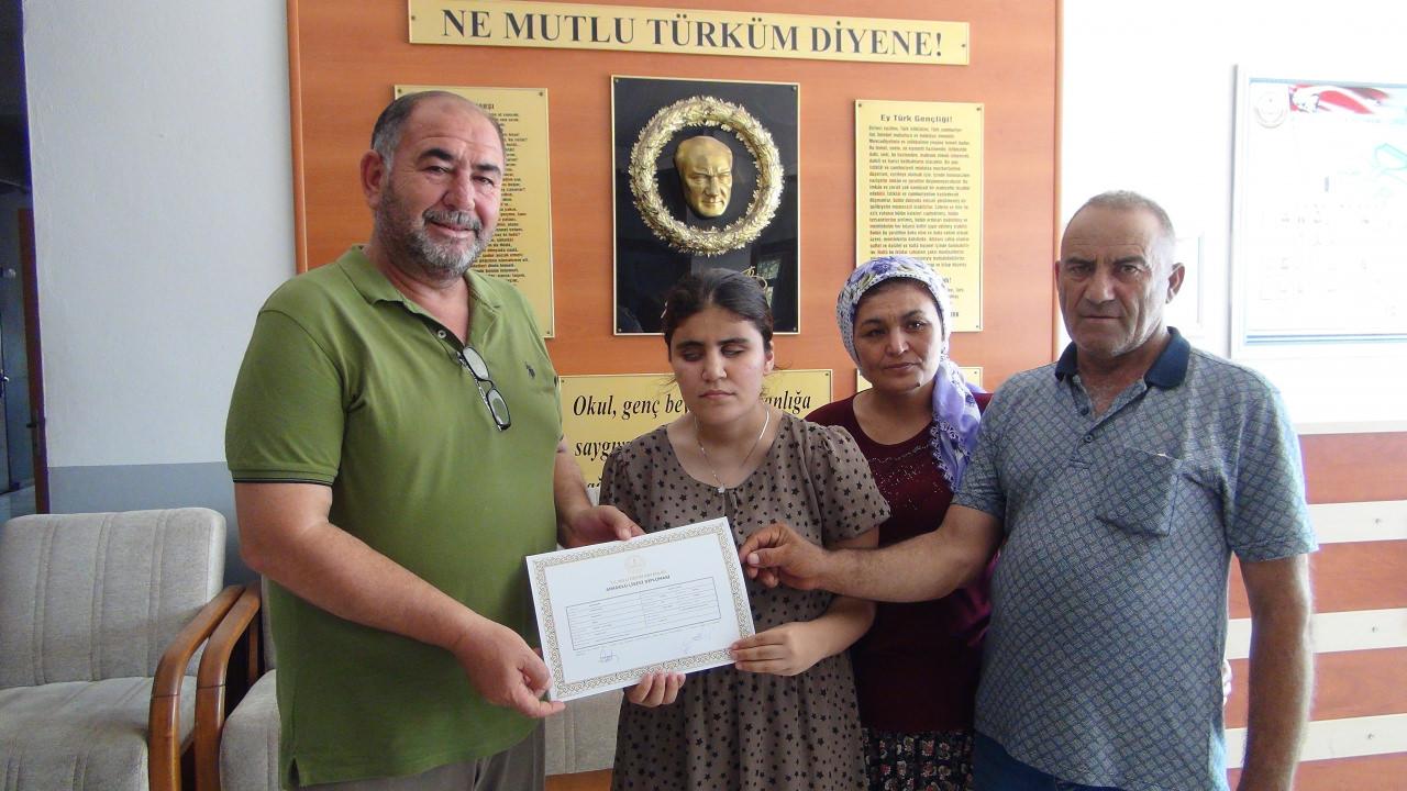 Nazalin Selvi'yi tebrik belgesi verildi. 