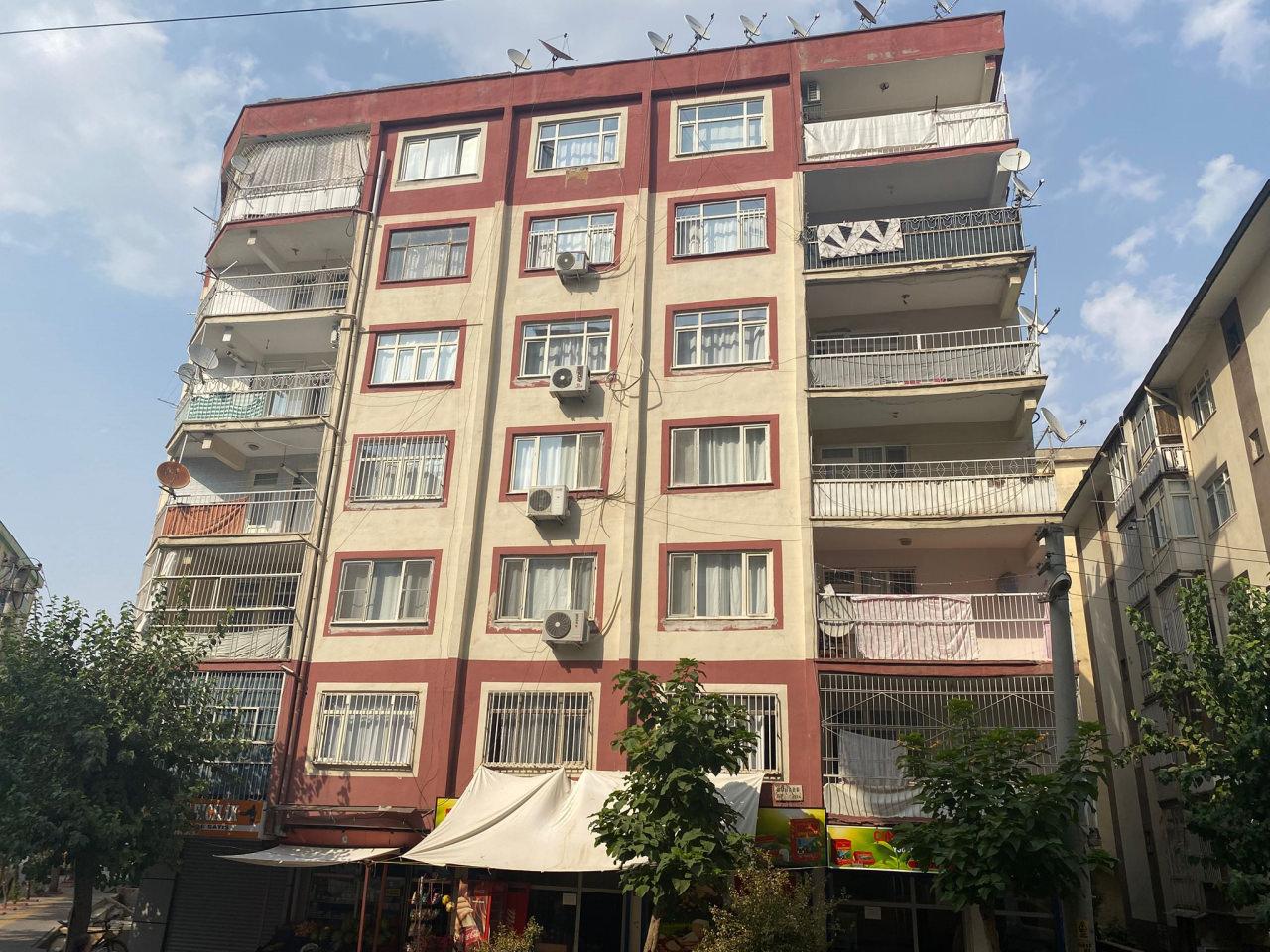 Diyarbakır'da sallandığı ihbarıyla tahliye edilen bina. 