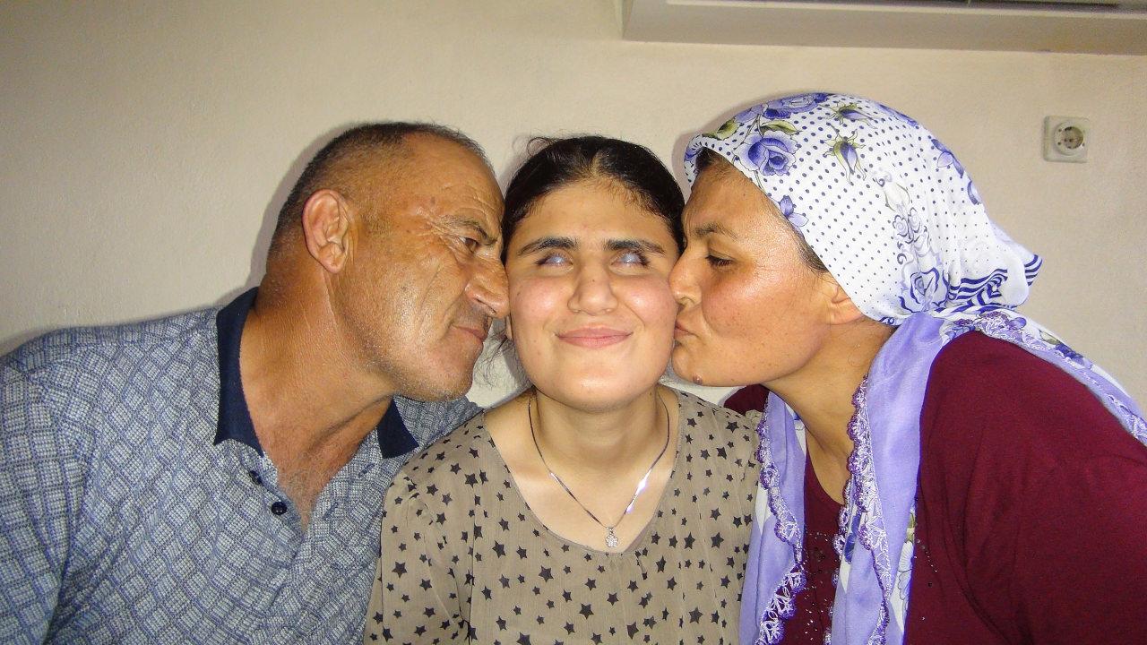  Selahattin Selvi, Nazalin Sellvi ve Emine Selvi
