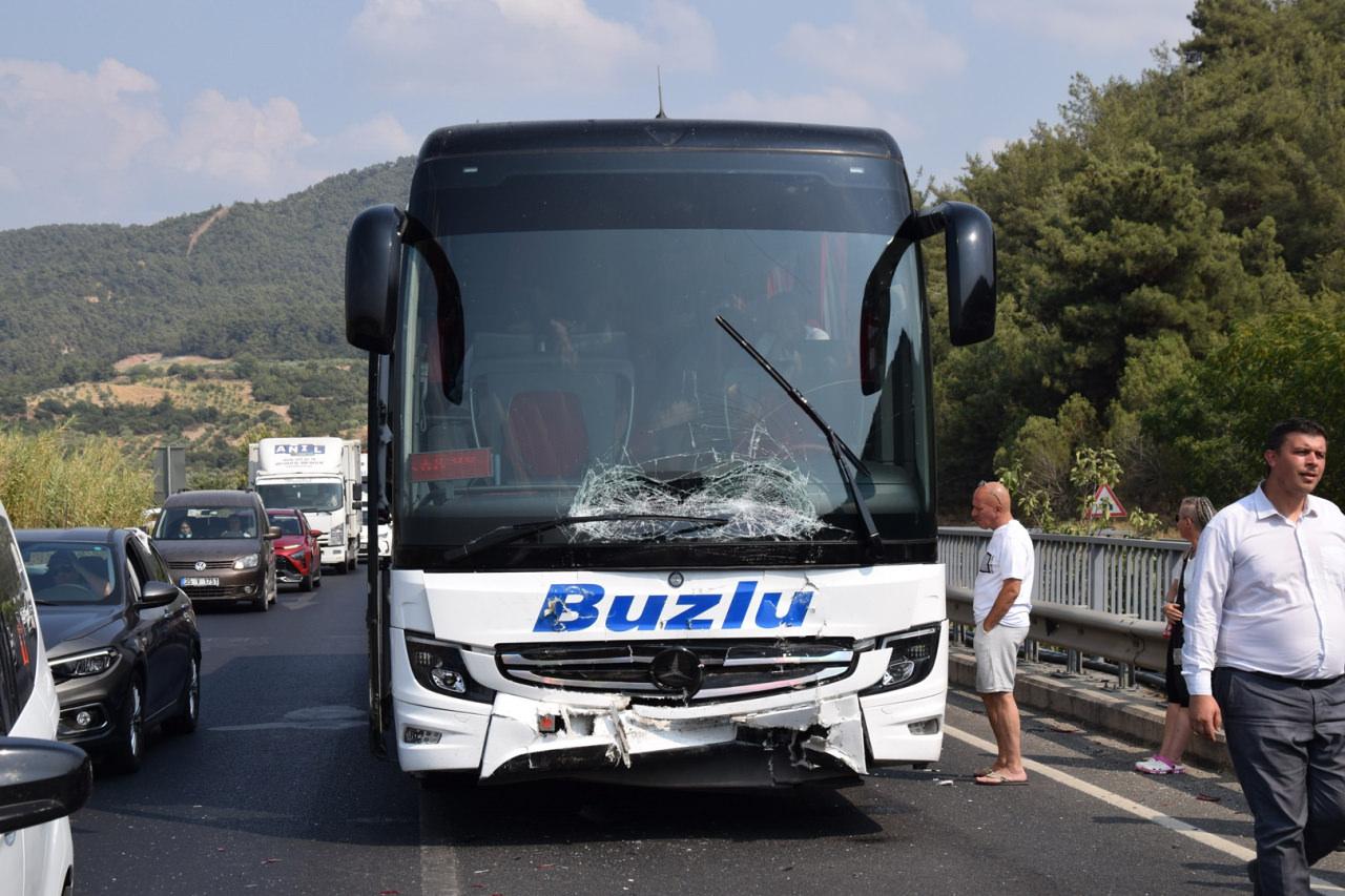 Manisa'nın Turgutlu ilçesinde yolcu otobüsü ile otomobilin çarpışması sonucu 3 kişi yaralandı.