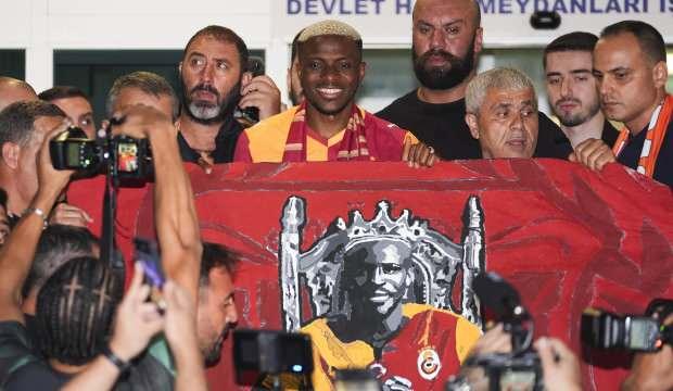 Victor Osimhen İstanbul'a geldi! Binlerce taraftar karşıladı
