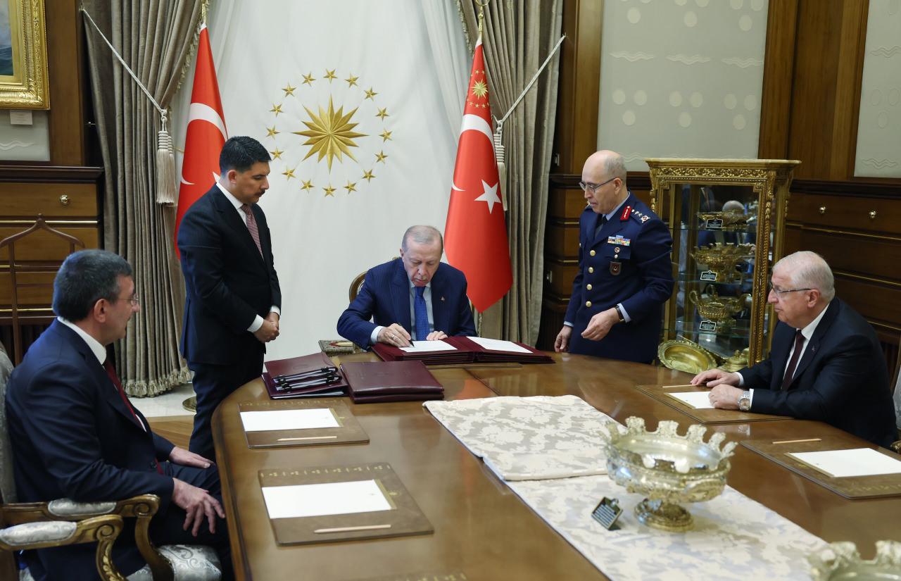 Cumhurbaşkanı Erdoğan'ın YAŞ kararlarını imzaladığı görüntü
