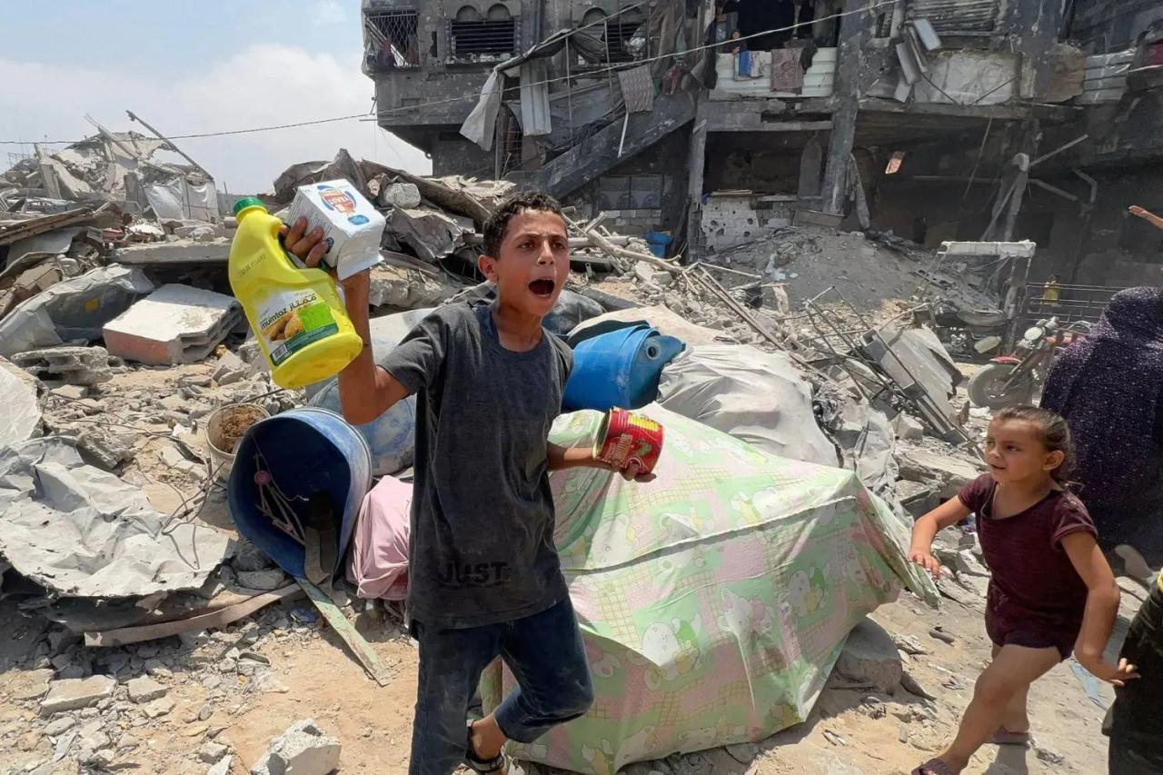 Gazze'de bombalar ve açlıkla ölümler devam ediyor...