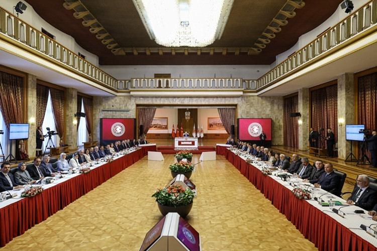 Terörsüz Türkiye süreci için Meclis'te oluşturulan 48 kişilik komisyon, TBMM Başkanı Numan Kurtulmuş başkanlığında ilk kez toplandı. 