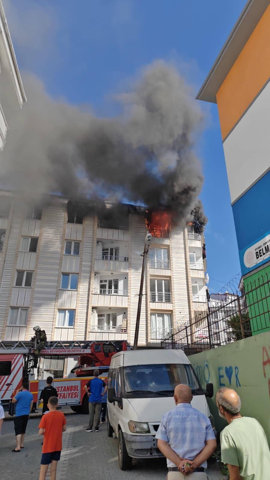 Yangının çıktığı dört katlı apartman. 