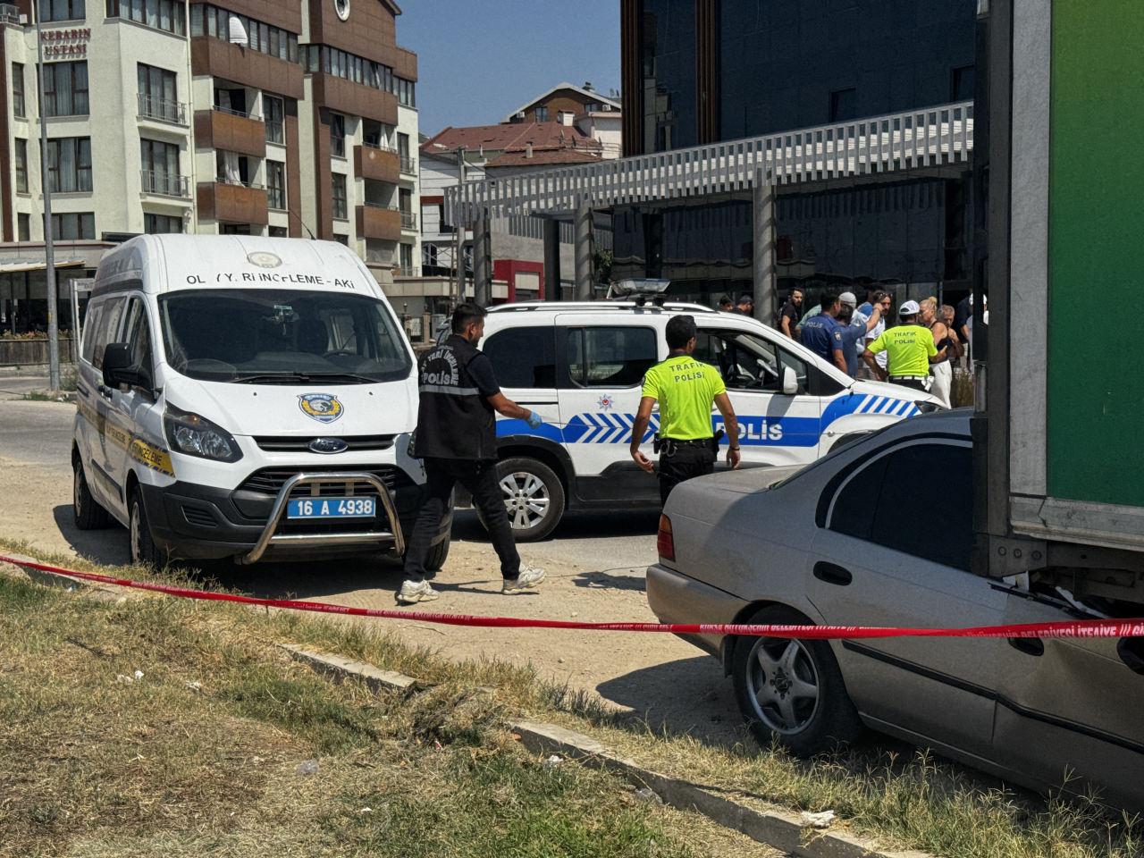 Bursa'da tıra arkadan çarpan otomobilin sürücüsü öldü.