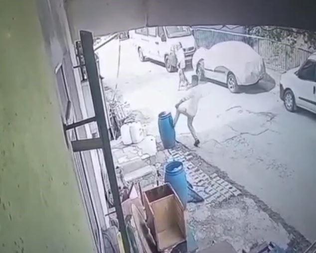 Saldırganlardan birinin tekme atarak mavi bidonları düşürdüğü anlar. 