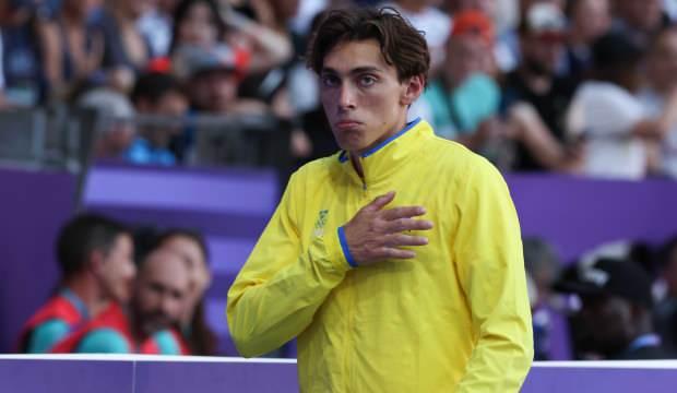 13 kez d&uuml;nya rekoru kırdı: Bu kez boyundan &uuml;&ccedil; kat b&uuml;y&uuml;k y&uuml;ksekliği aştı