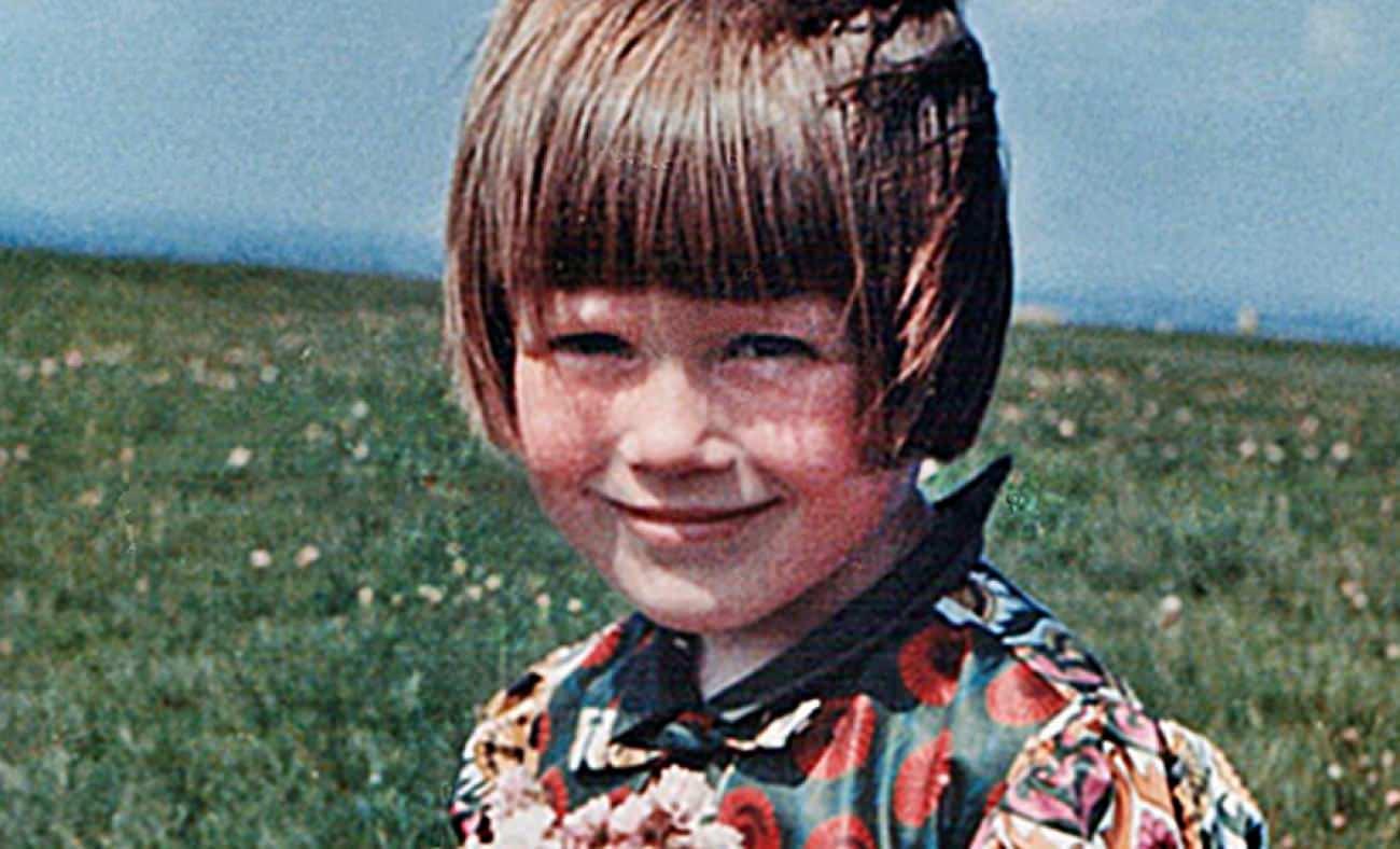 60 yıldır çözülemeyen gizem: Küçük kızın arkasındaki figür bir UFO mu?