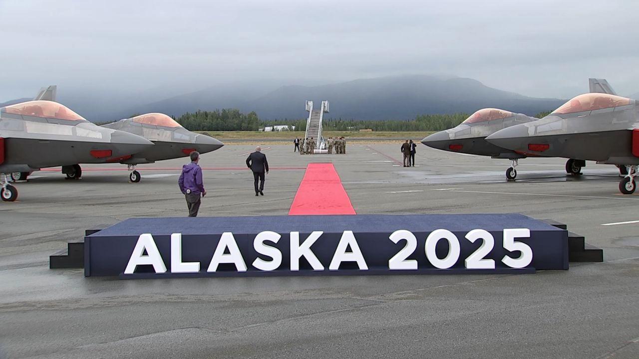 Alaska'da Putin ve Zelenskıy için hazırlanan sahne (CNN)