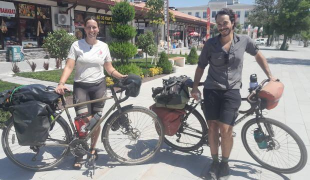 Bisikletleriyle Türkiye turu yapan Kanadalı ikili, Konya’da soluklandı 
