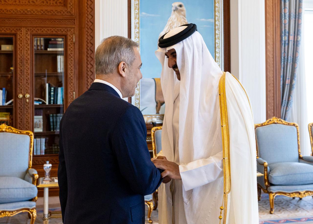Dışişleri Bakanı Hakan Fidan (solda), Doha’daki temasları kapsamında Katar Emiri Şeyh Tamim bin Hamad Al Thani (sağda) tarafından kabul edildi.