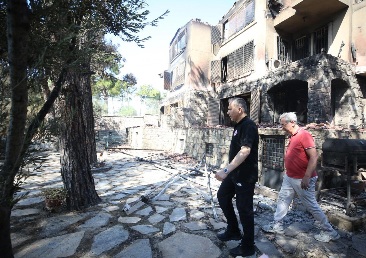 İçişleri Bakanı Ali Yerlikaya, Çanakkale'de yangından etkilenen alanlarda incelemelerde bulunarak çalışmalara ilişkin bilgi aldı, vatandaşlara geçmiş olsun temennisinde bulundu.