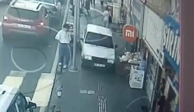 Bir otomobil önce ters yöne girdi, sonra yayaların arasında kaldırımdan ilerledi! 