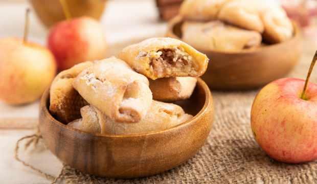 Çay saatlerinin vazgeçilmezi: Pratik elmalı kurabiye