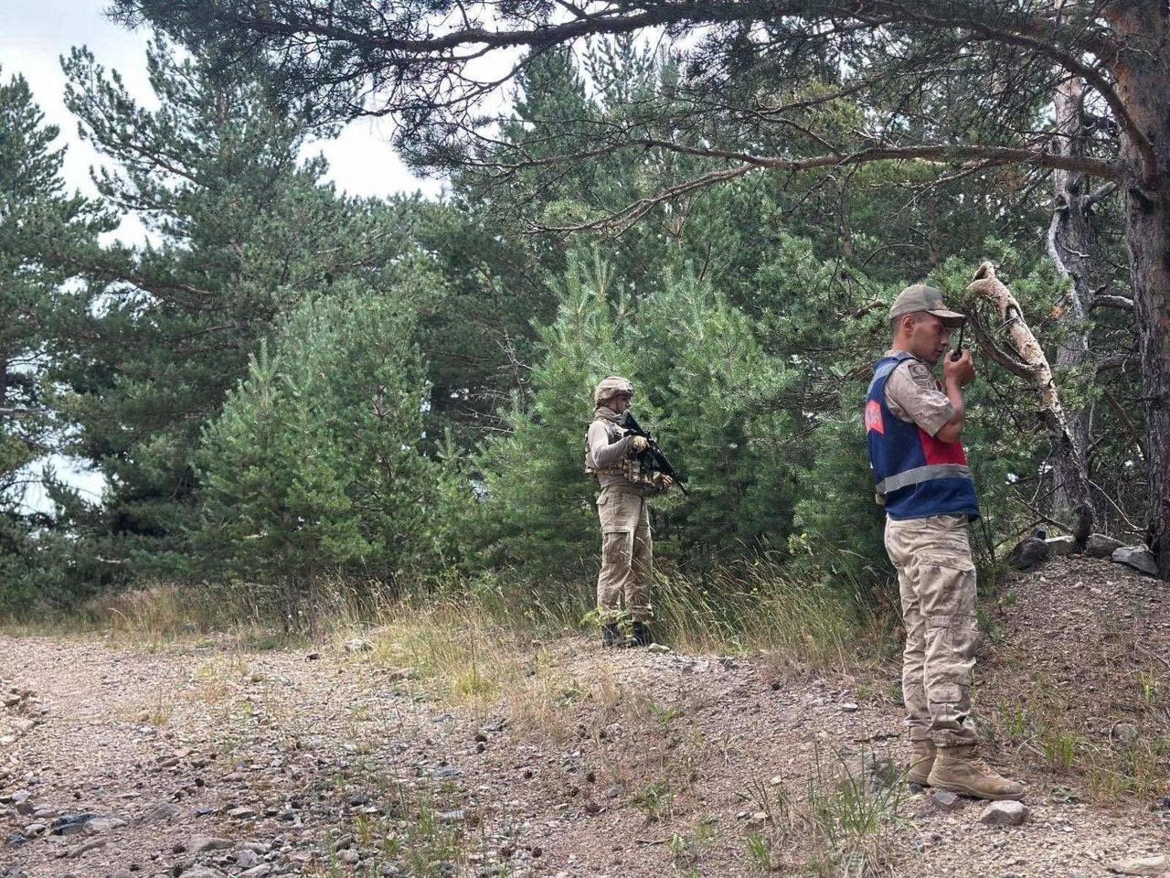 Jandarma ekipleri ormanda denetimlerine devam ediyor. 