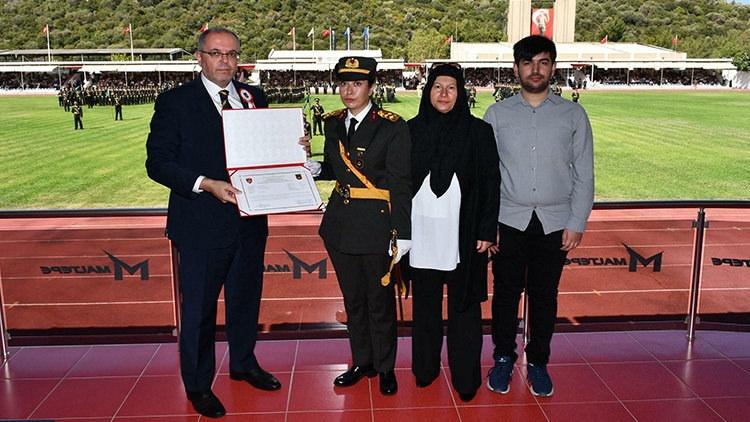 Elif Nur Halisdemir'in mezuniyet fotoğrafı