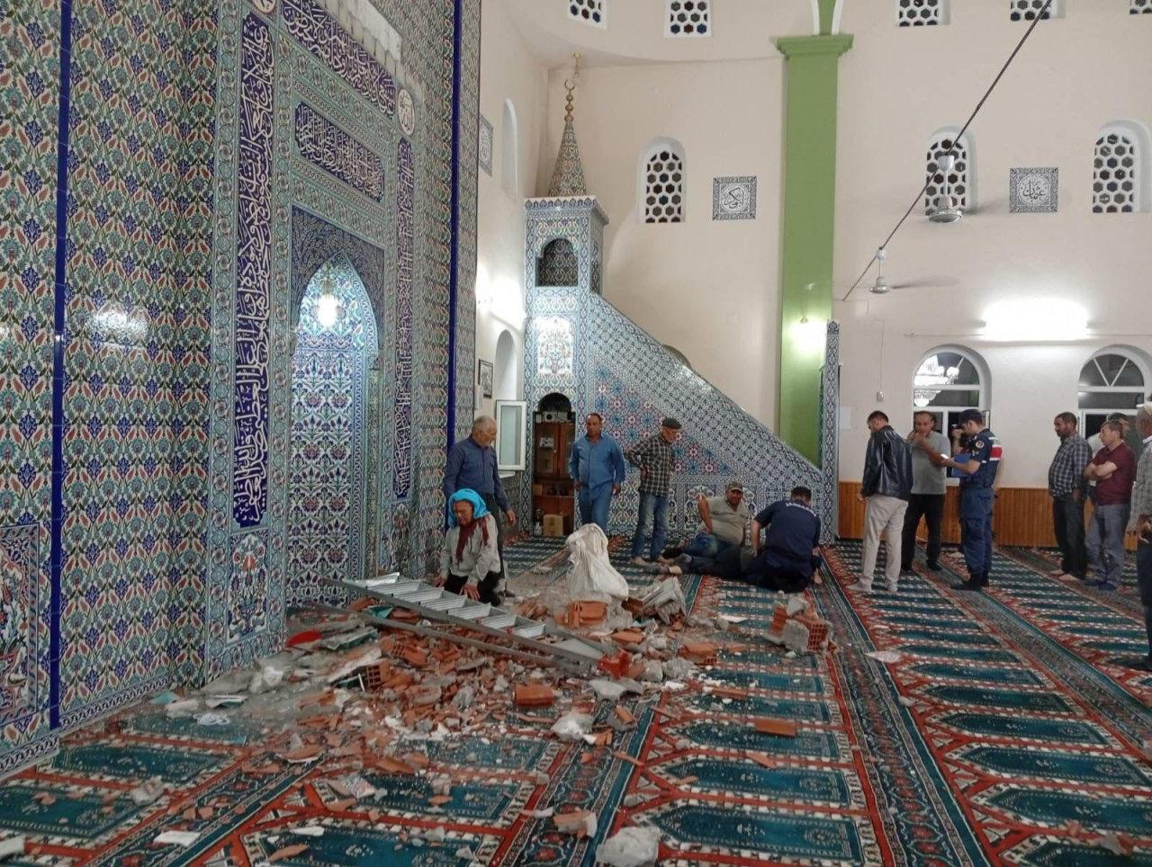 Bölgeye sağlık ekipleri sevk edildi. 
