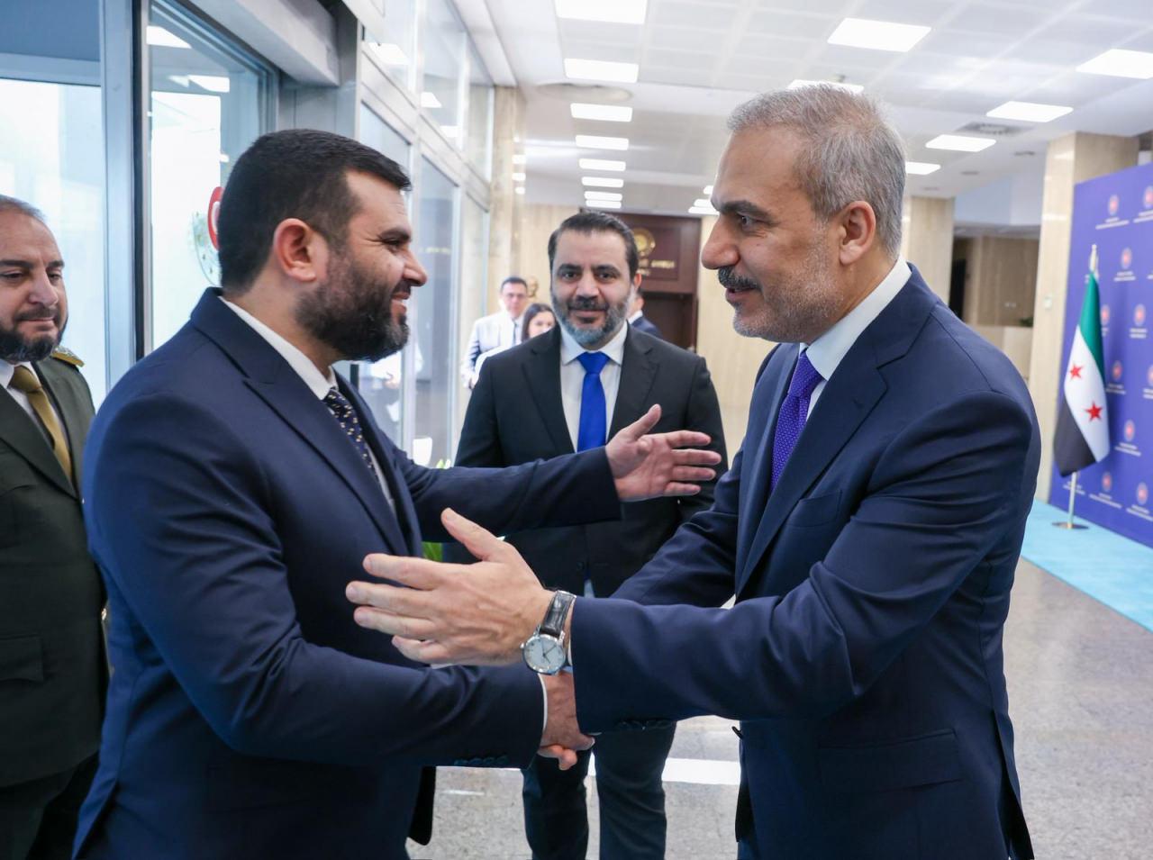 Dışişleri Bakanı Hakan Fidan, Suriye Dışişleri Bakanı Esad Hasan Şeybani (ortada), Suriye Savunma Bakanı Murhef Ebu Kasra ve Suriye İstihbarat Başkanı Hüseyin es Seleme (solda) ile Ankara’da bir araya geldi.
