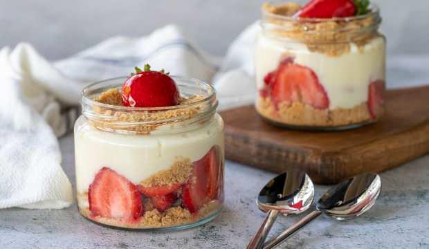 Pastane tadında &ccedil;ilekli magnolia tarifi