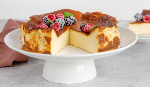 Pastane tadında ev yapımı San Sebastian Cheesecake