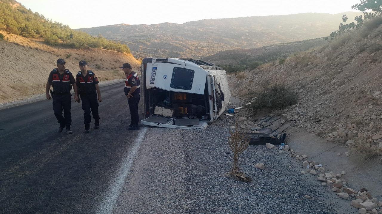 İşçileri taşıyan minibüs devrildi.