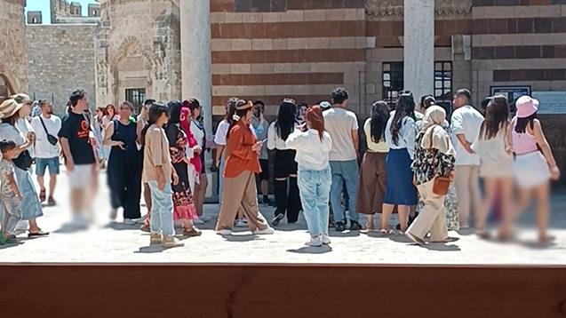 Turistleri Hüsrev Paşa Camii ve Külliyesi'ne uygunsuz kıyafetlerle girdikleri görüldü.