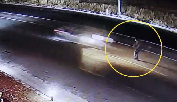 Yolun karşısına geçmek isteyen adama otomobil çarptı... Feci ölüm kamerada