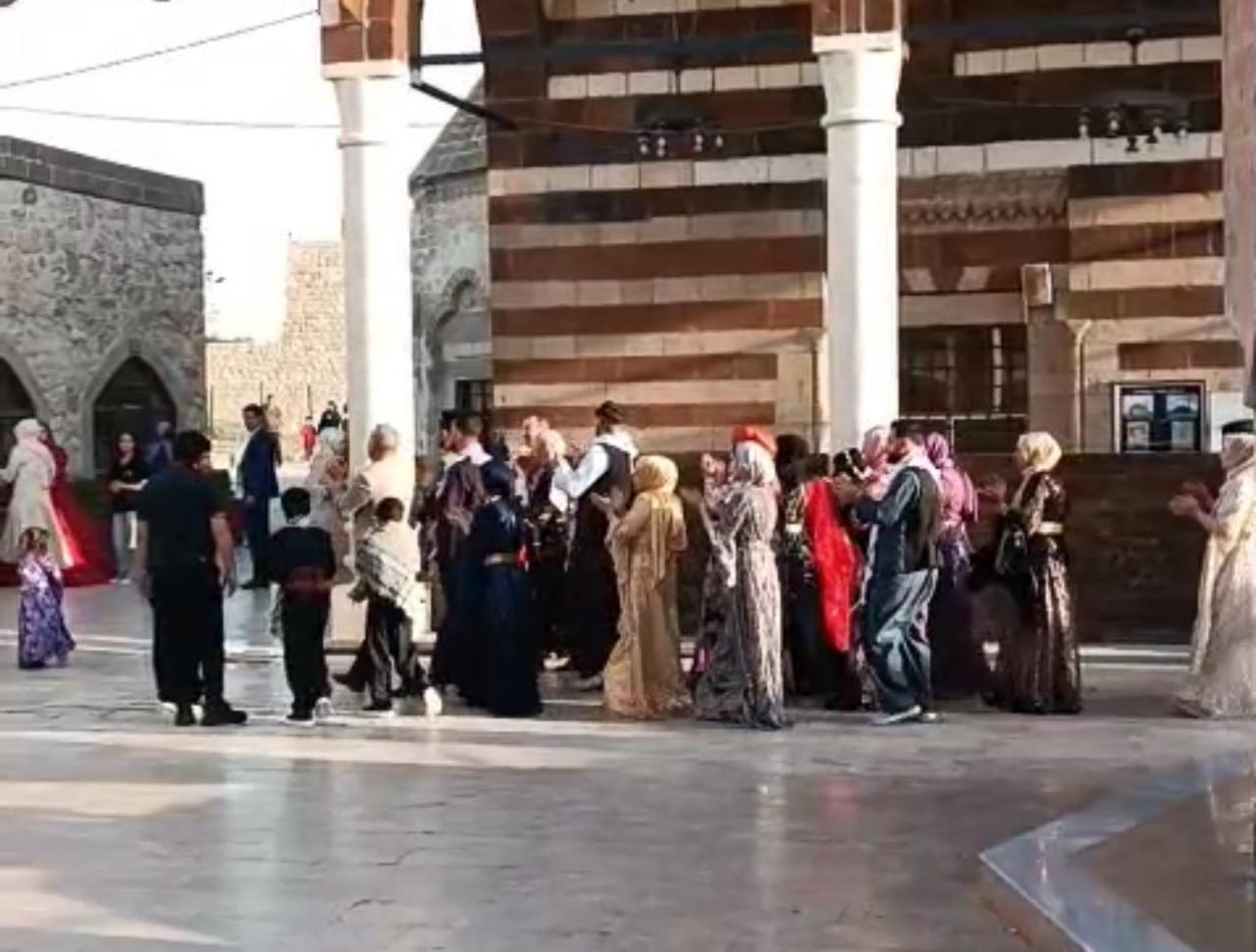 Camide zılgıt çekildiği iddia edildi.