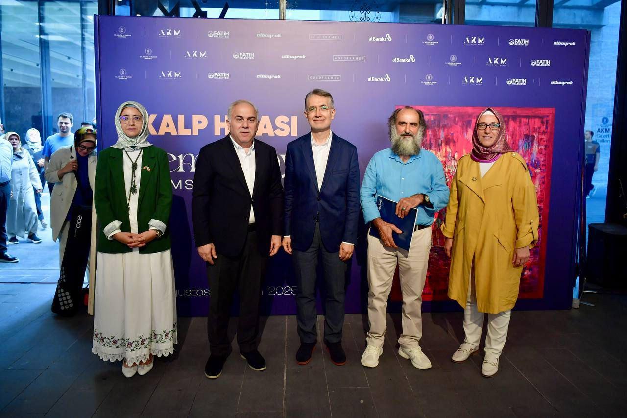Fatih Belediye Başkanı Mehmet Ergün Turan, Cemal Toy’un sergisini ziyaret etti. 