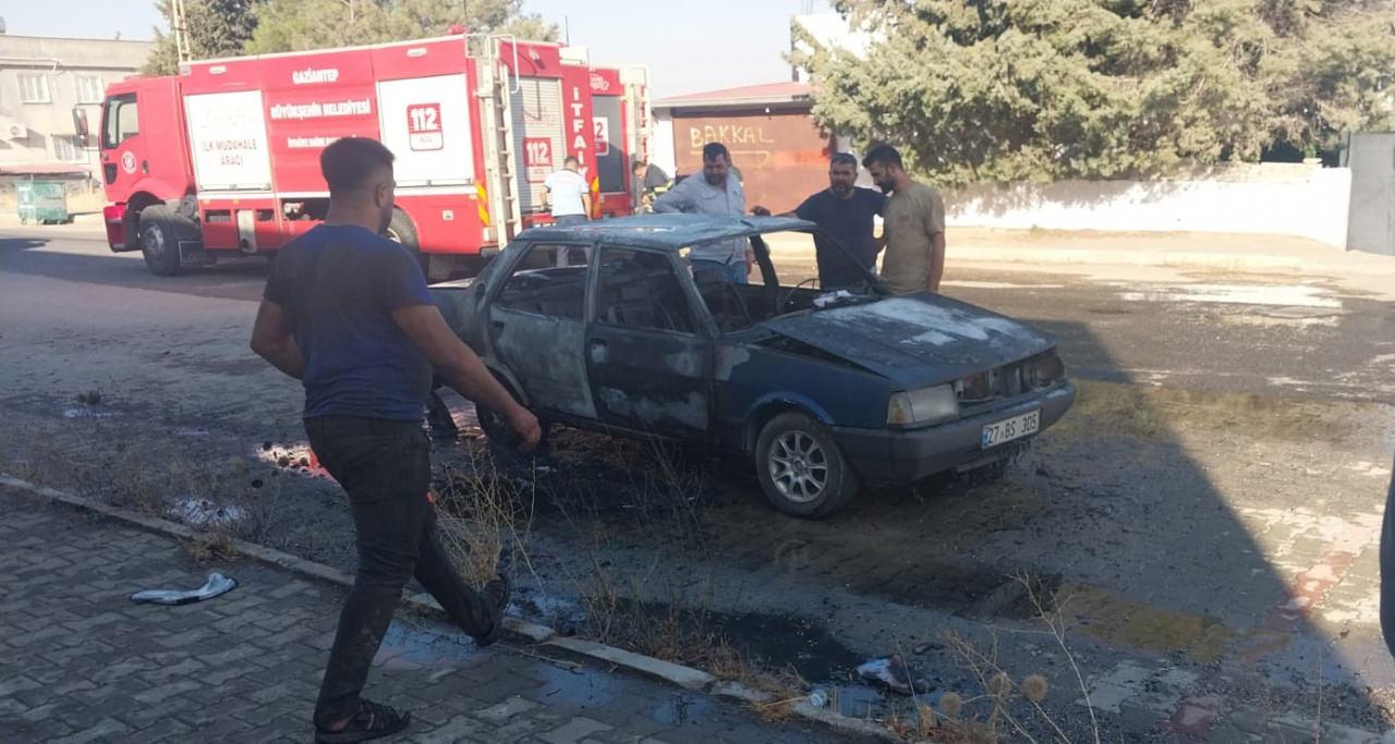 Gaziantep'te seyir halindeyken alev alan otomobil yandı.
