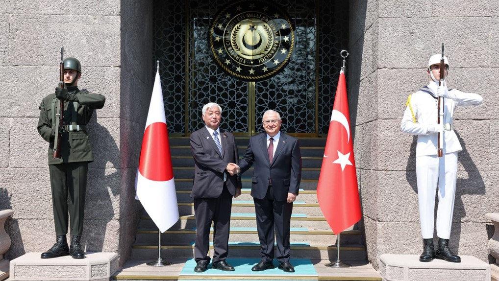Millî Savunma Bakanı Yaşar Güler, Japonya Savunma Bakanı Gen Nakatani ile Millî Savunma Bakanlığı'nda bir araya geldi.