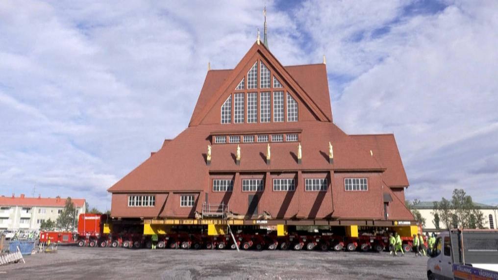 672 ton ağırlığındaki kilise taşındı. 