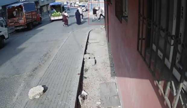 Avcılar’da ‘yan baktın’ kavgası: Husumetlisini bıçakla öldürdüğü anlar