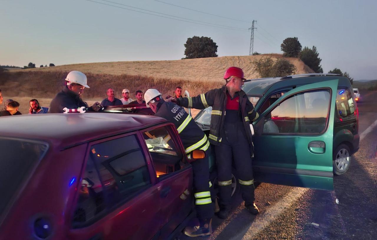 Kütahya'da otomobil ile hafif ticari araç çarpıştı, 2 kişi öldü.