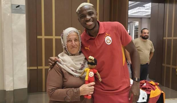 Osimhen Kayseri'ye iner inmez Neslihan teyzeyle buluştu