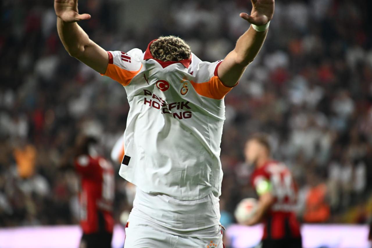 Barış Alper Yılmaz gol sevincini kutlarken