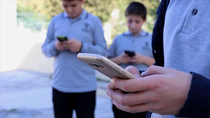 Öğrenciler okulda cep telefonu kullanmayacak.