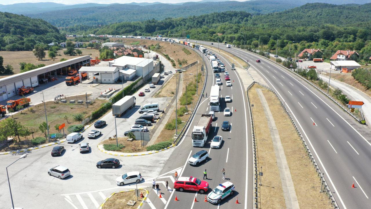 Kaza nedeniyle İstanbul yönüne ulaşım alternatif yoldan sağlanıyor. 