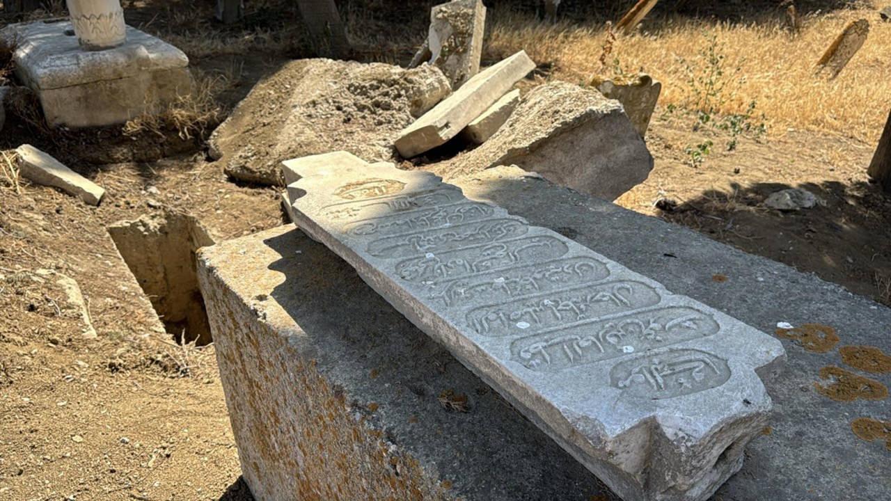 Define arayan şüpheliler tarafından tahrip edilen kabirlerin son hali. 