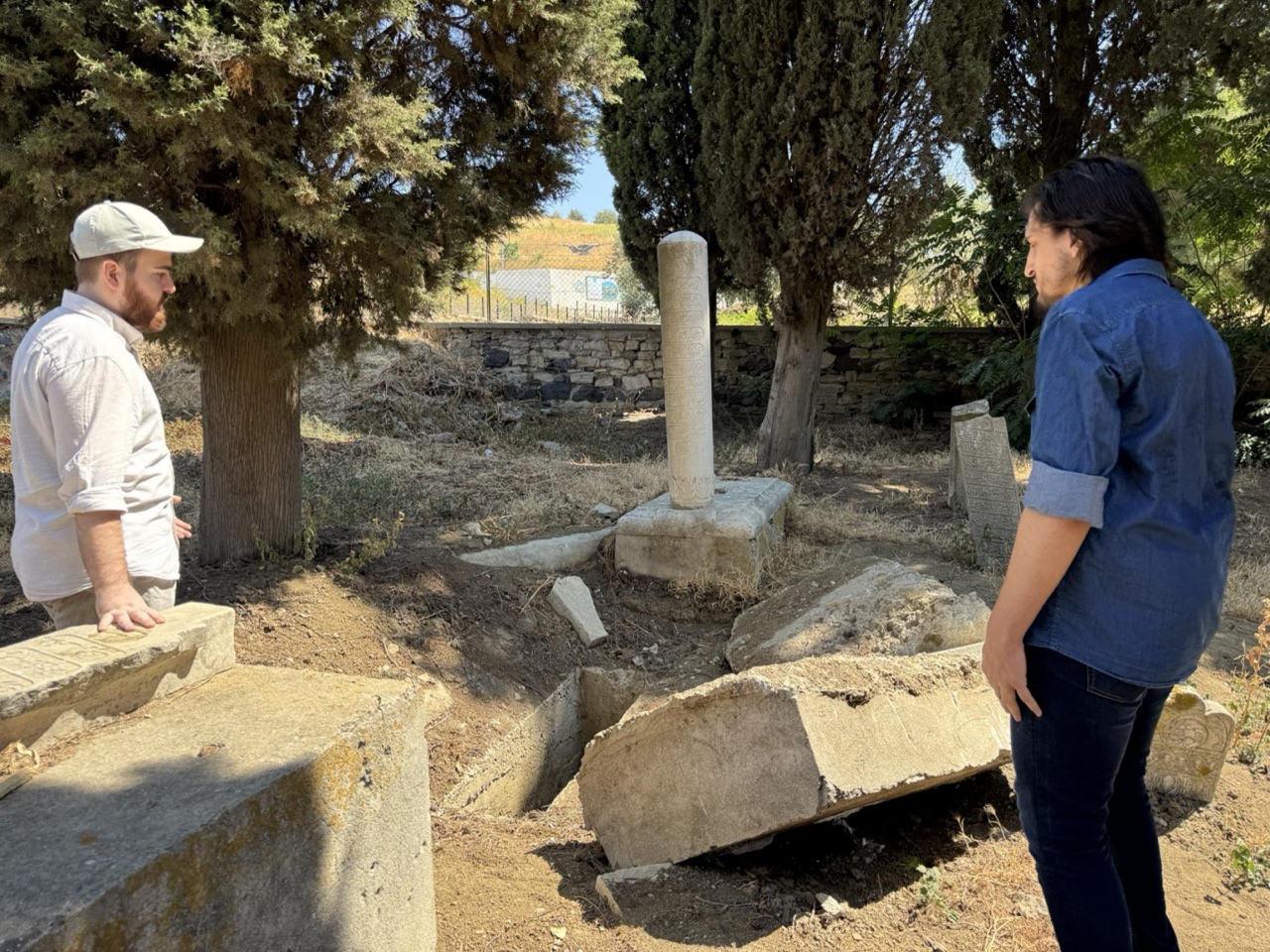 Eski Şehir Mezarlığı'ndaki tarihi kabirler tahrip edildi.