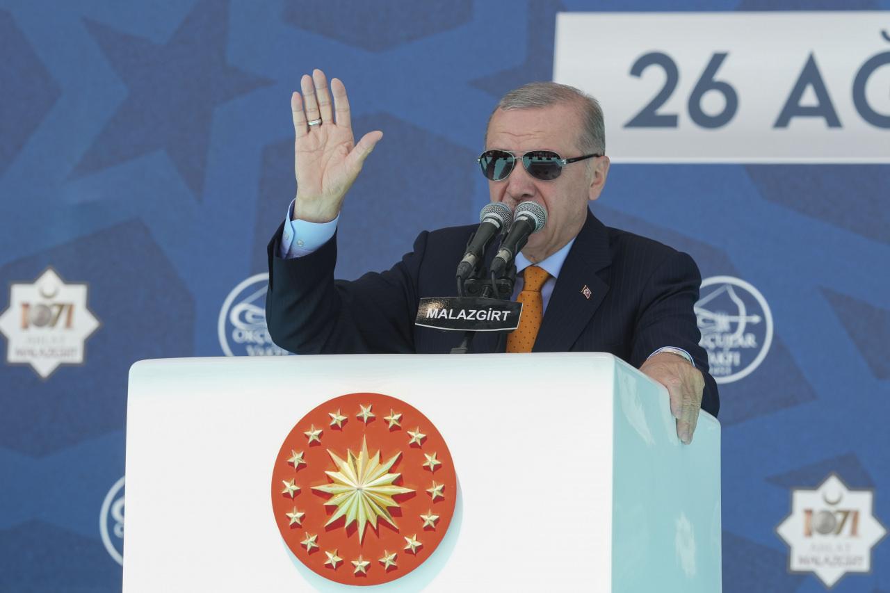 Cumhurbaşkanı Erdoğan, Malazgirt Milli Park Alanı'nda, Malazgirt Zaferi'nin 954. Yıl Dönümü Kutlama Programı'na katılarak konuşma yaptı.