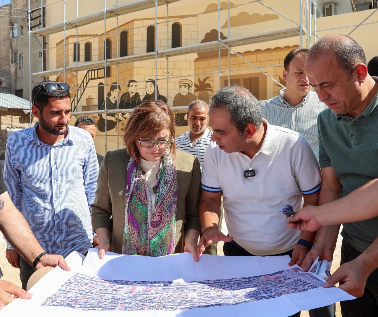 Gaziantep Büyükşehir Belediye Başkanı Fatma Şahin, yapılan çalışmalar hakkında bilgi alıyor.
