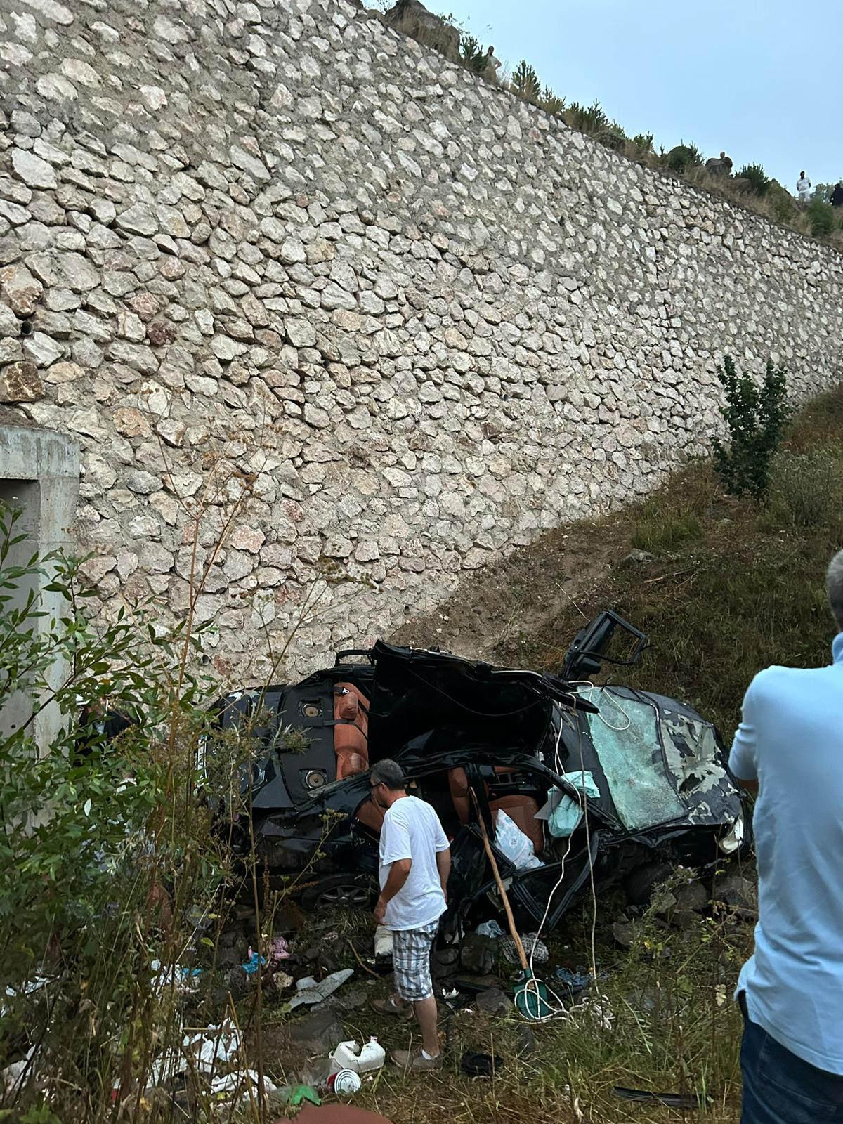 Reşadiye ilçesinde otomobil, şarampole uçtu. 