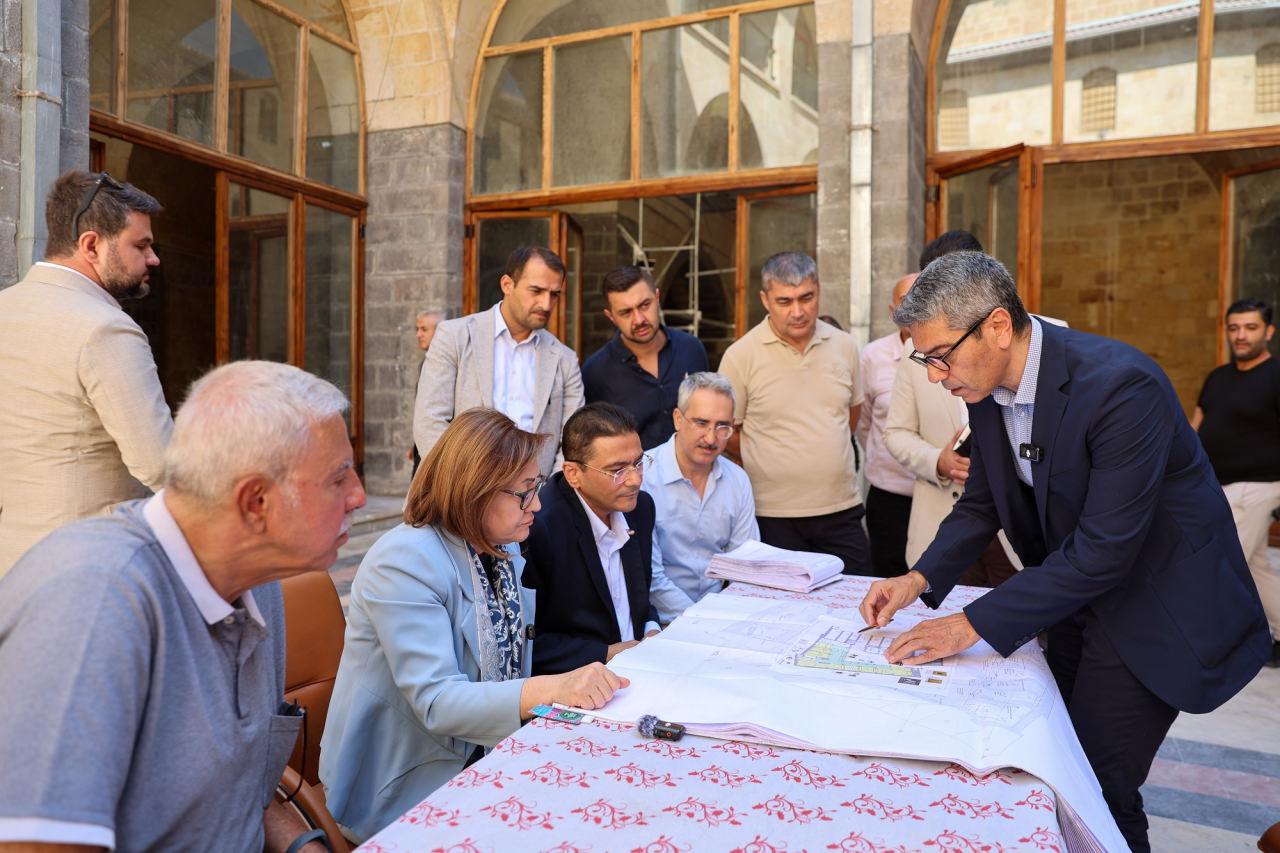 Büyükşehir Belediye Başkanı Fatma Şahin, projeler hakkında bilgi aldı. 