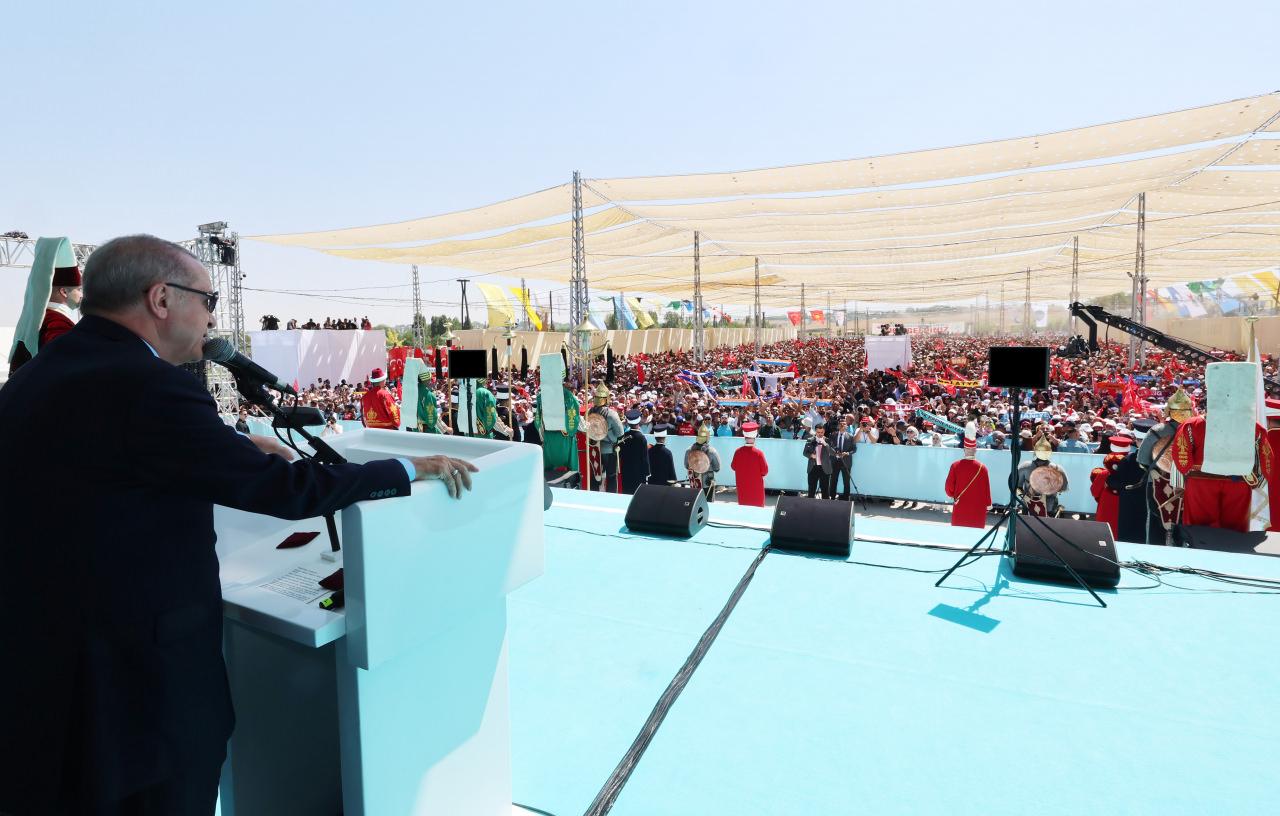 Cumhurbaşkanı Recep Tayyip Erdoğan, Malazgirt Milli Park Alanı'nda, Malazgirt Zaferi'nin 954. Yıl Dönümü Kutlama Programı'na katılarak konuşma yaptı.